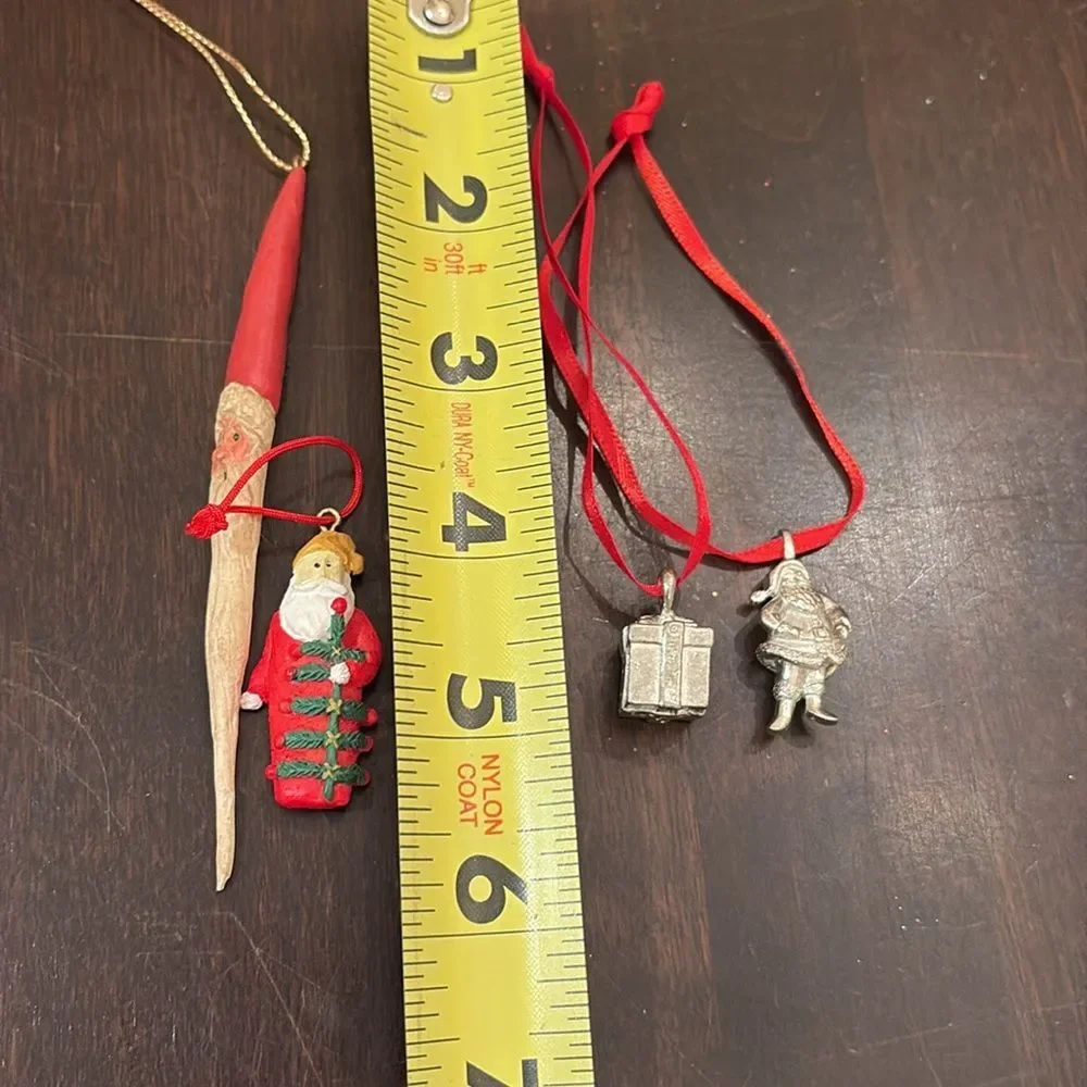 Set of 4 miniature ornaments Santa present￼